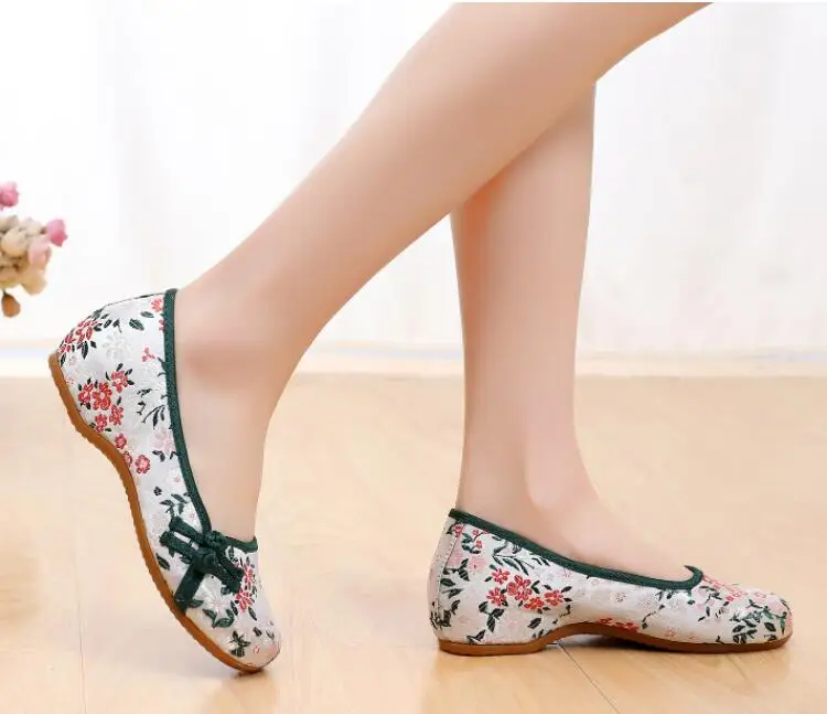Ethnic Style Embroider Women Shoes Slip on Retro Loafers with Buttons Female Autumn Pumps Vintage Ballet Shoes