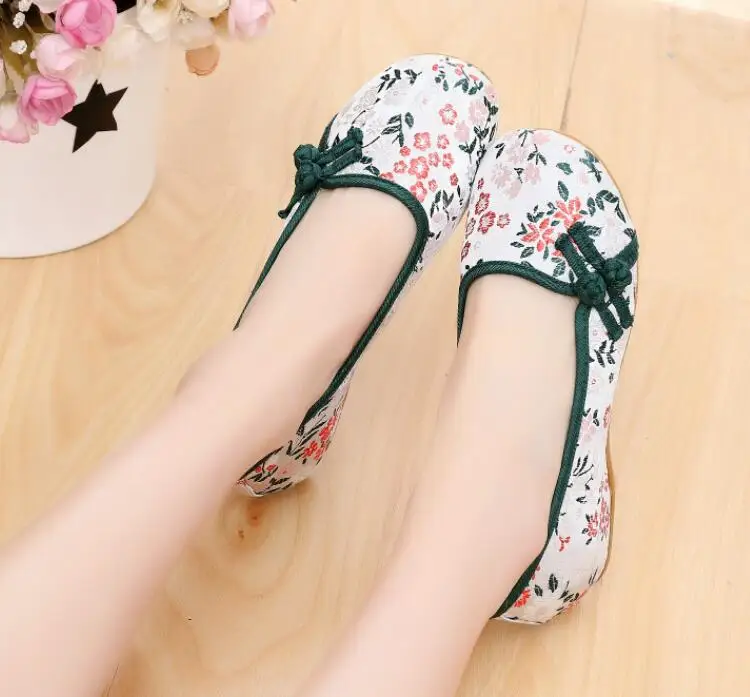 Ethnic Style Embroider Women Shoes Slip on Retro Loafers with Buttons Female Autumn Pumps Vintage Ballet Shoes