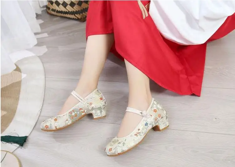 Ethnic Style Embroider Women Shoes Slip on Retro Loafers with Buttons Female Autumn Pumps Vintage Ballet Shoes