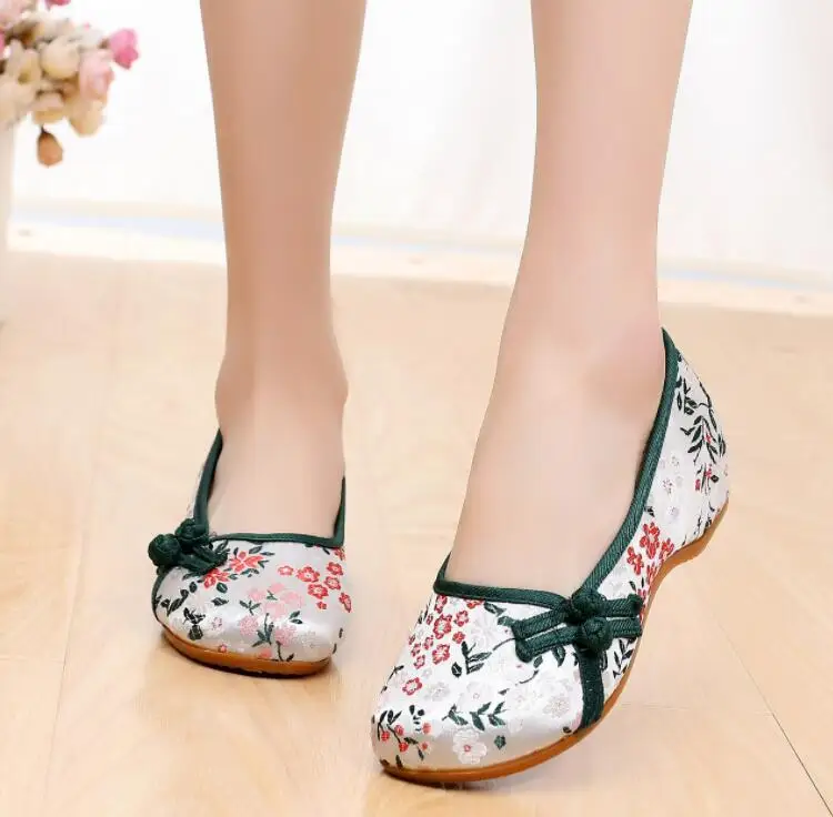 Ethnic Style Embroider Women Shoes Slip on Retro Loafers with Buttons Female Autumn Pumps Vintage Ballet Shoes