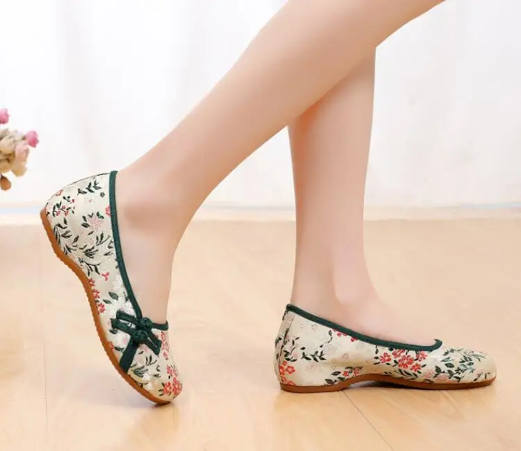 Ethnic Style Embroider Women Shoes Slip on Retro Loafers with Buttons Female Autumn Pumps Vintage Ballet Shoes