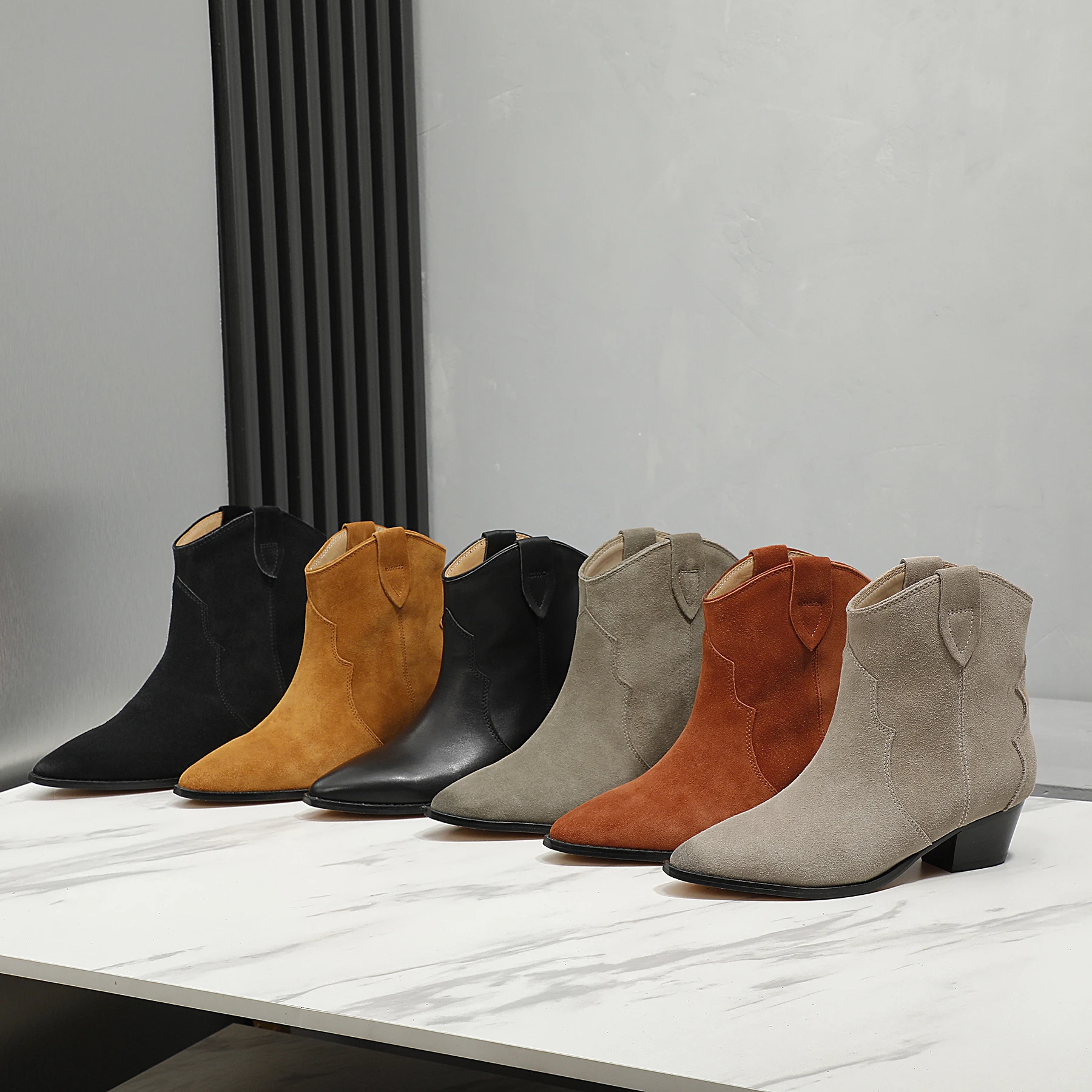 Winter New Classic Chelsea Boots Vintage Leather Pointed Heel Ankle Boots Stylish High Top Casual Comfort Cowboy Boots Ladies