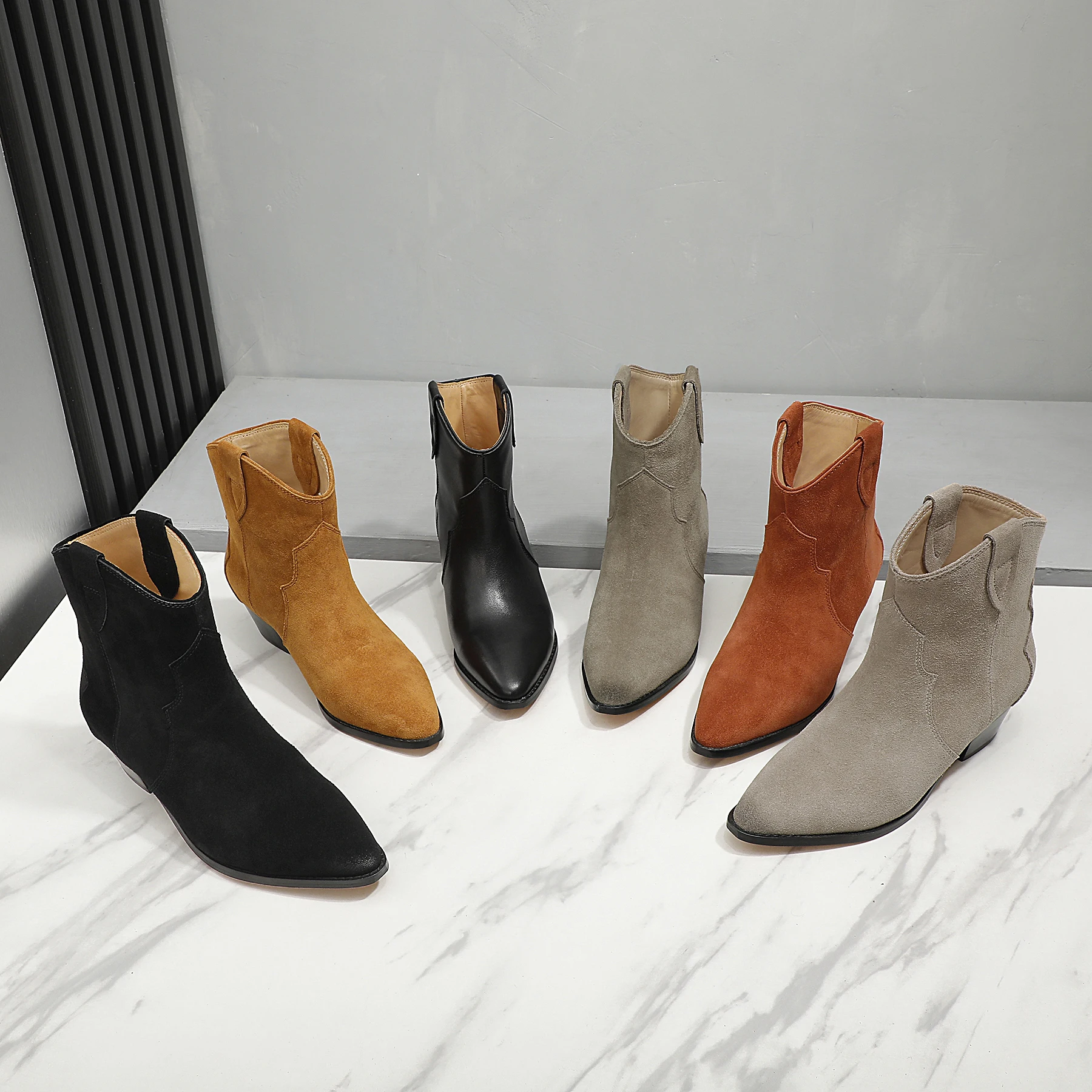 Winter New Classic Chelsea Boots Vintage Leather Pointed Heel Ankle Boots Stylish High Top Casual Comfort Cowboy Boots Ladies