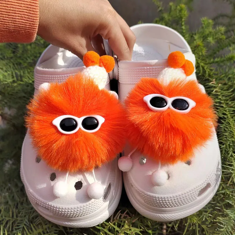 Hot Selling Plush Ball Hole Shoes Charms for Furry Ball Cute Shoe Charms Designer Lovely Removable Shoes Accessories All-match