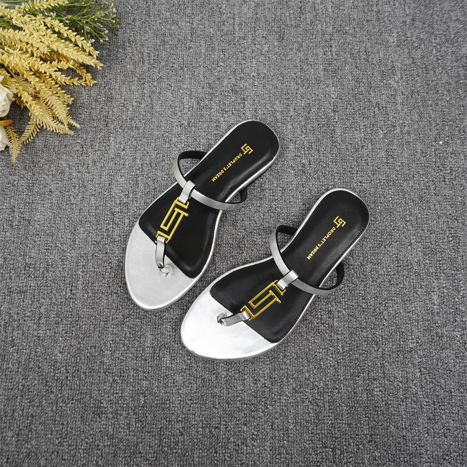 New European and American Summer Flat Heel Outdoor Solid Color Women's Slippers Luxury Popular Brand Anti slip Beach Slippers