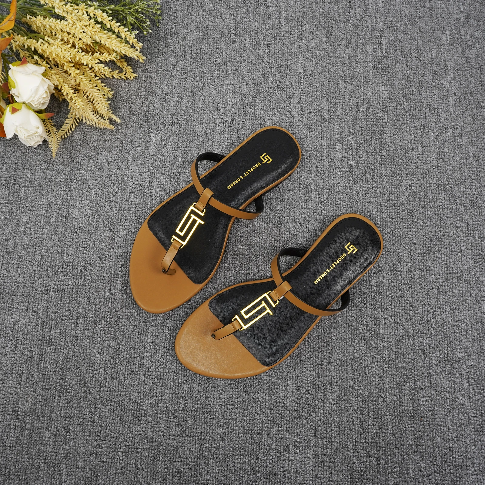 New European and American Summer Flat Heel Outdoor Solid Color Women's Slippers Luxury Popular Brand Anti slip Beach Slippers