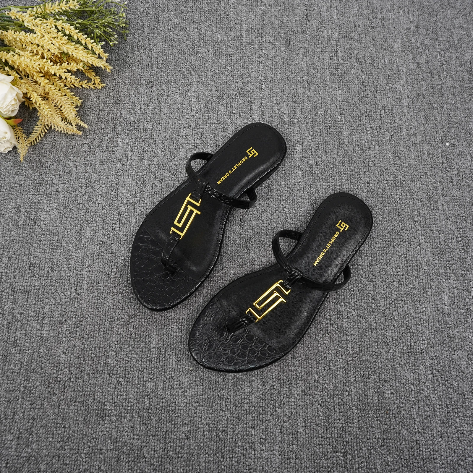 New European and American Summer Flat Heel Outdoor Solid Color Women's Slippers Luxury Popular Brand Anti slip Beach Slippers