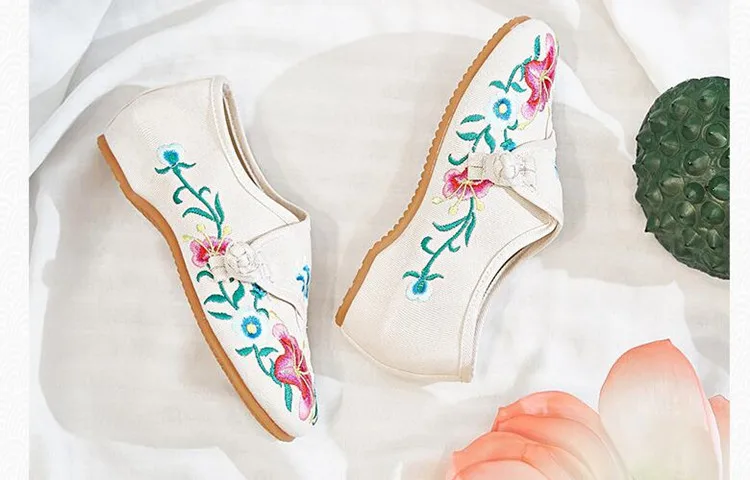 Floral Embroidered Shoes for Women Vintage Casual Loafers Canvas Dance Performance Shoe Ethnic Pumps Ladies Slingbacks Sandals