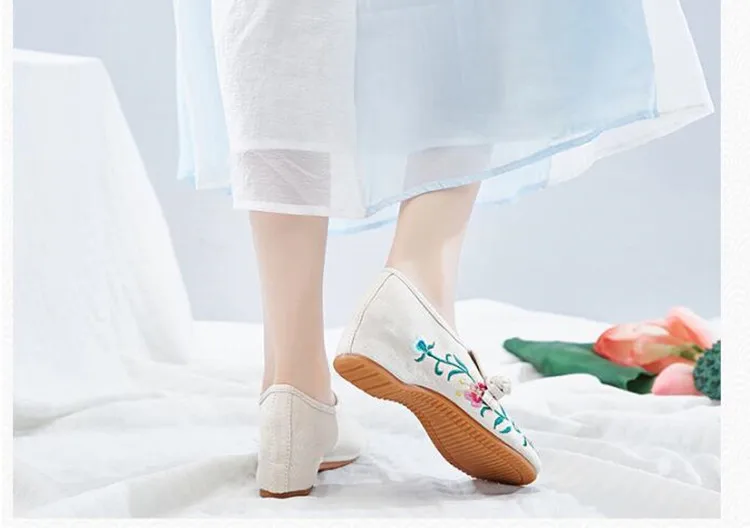 Floral Embroidered Shoes for Women Vintage Casual Loafers Canvas Dance Performance Shoe Ethnic Pumps Ladies Slingbacks Sandals