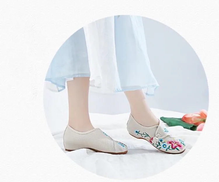 Floral Embroidered Shoes for Women Vintage Casual Loafers Canvas Dance Performance Shoe Ethnic Pumps Ladies Slingbacks Sandals