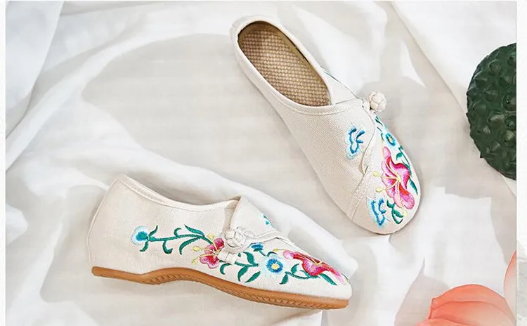 Floral Embroidered Shoes for Women Vintage Casual Loafers Canvas Dance Performance Shoe Ethnic Pumps Ladies Slingbacks Sandals