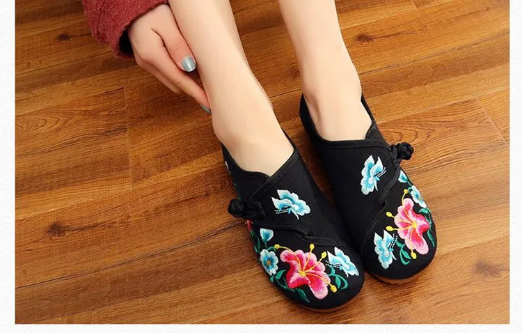 Floral Embroidered Shoes for Women Vintage Casual Loafers Canvas Dance Performance Shoe Ethnic Pumps Ladies Slingbacks Sandals