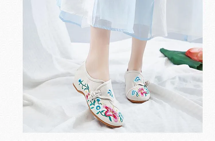 Floral Embroidered Shoes for Women Vintage Casual Loafers Canvas Dance Performance Shoe Ethnic Pumps Ladies Slingbacks Sandals