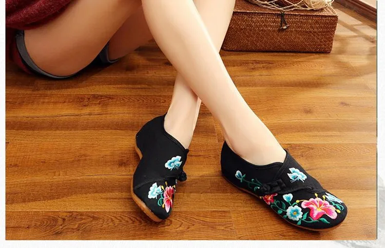 Floral Embroidered Shoes for Women Vintage Casual Loafers Canvas Dance Performance Shoe Ethnic Pumps Ladies Slingbacks Sandals