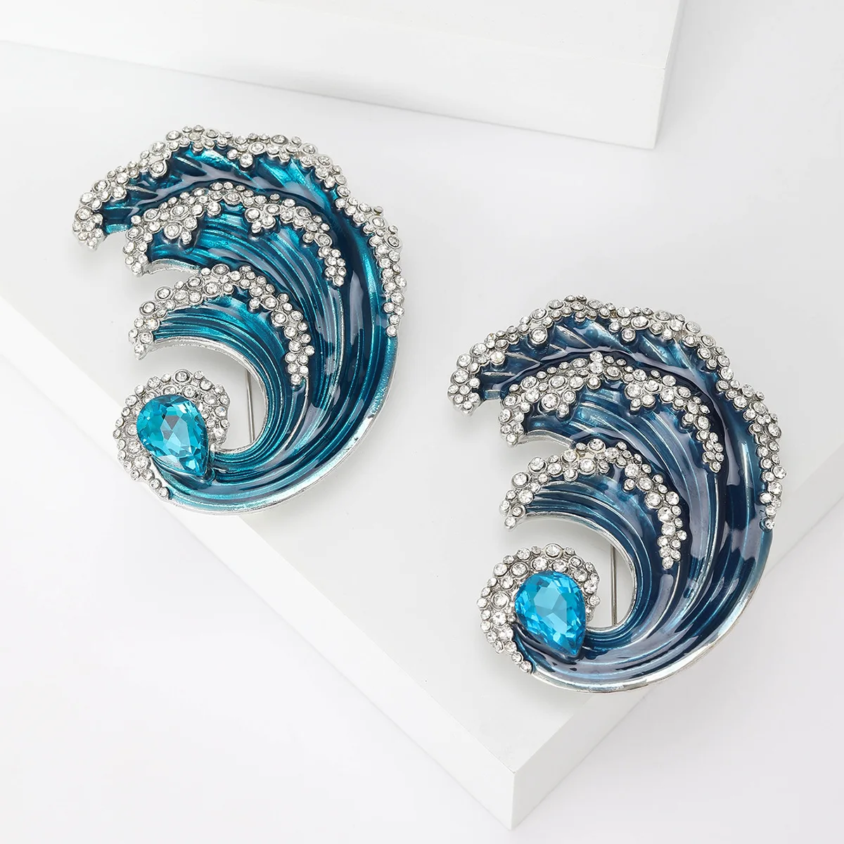 Luxury Shiny Rhinestone Blue Ocean Wave Brooches For Women High Quality Crystal Brooch Pin Accessories Party Office Jewelry Gift