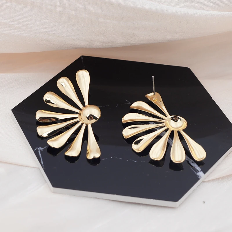 New European Exaggerated Women's Metal Hanging Earrings Multi-layers Alloy Pendants Twisted Unusual Earrings Fashion Cool Stuff