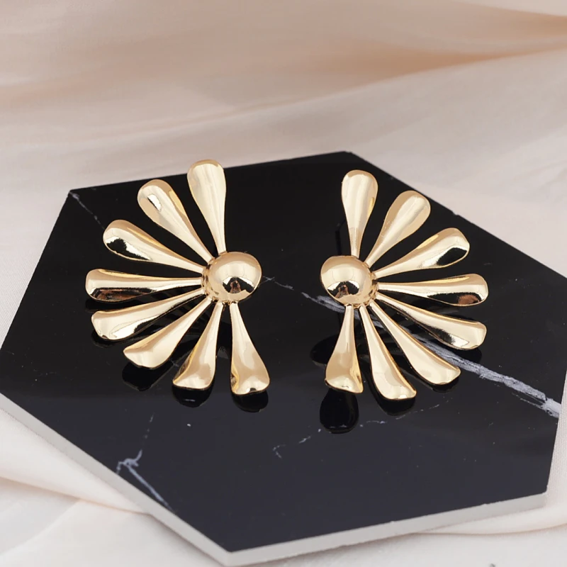 New European Exaggerated Women's Metal Hanging Earrings Multi-layers Alloy Pendants Twisted Unusual Earrings Fashion Cool Stuff