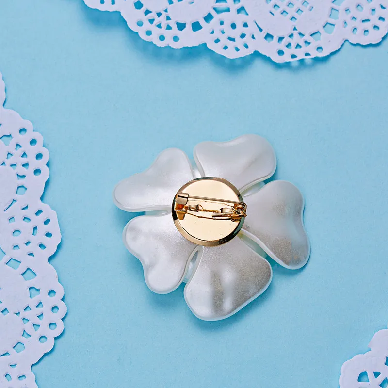 Trendy New Camellia Women Brooch Elegant Flower Pearl Pins Fashion Female Party Coat Dress Scarf Accessories Jewelry Gift