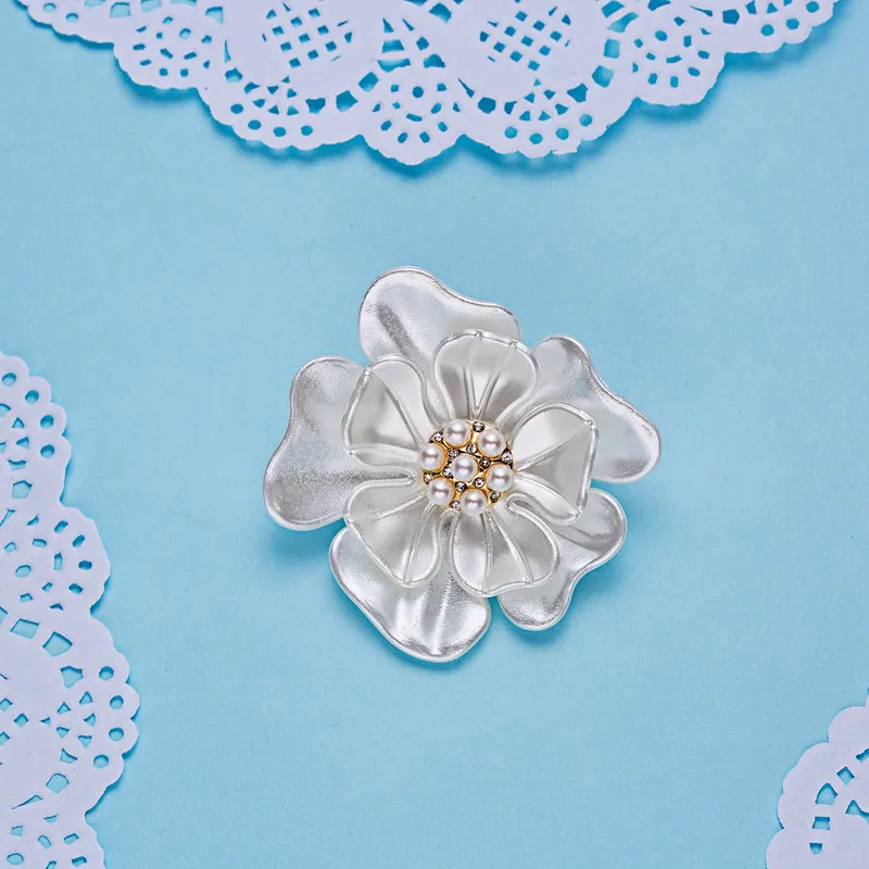 Trendy New Camellia Women Brooch Elegant Flower Pearl Pins Fashion Female Party Coat Dress Scarf Accessories Jewelry Gift