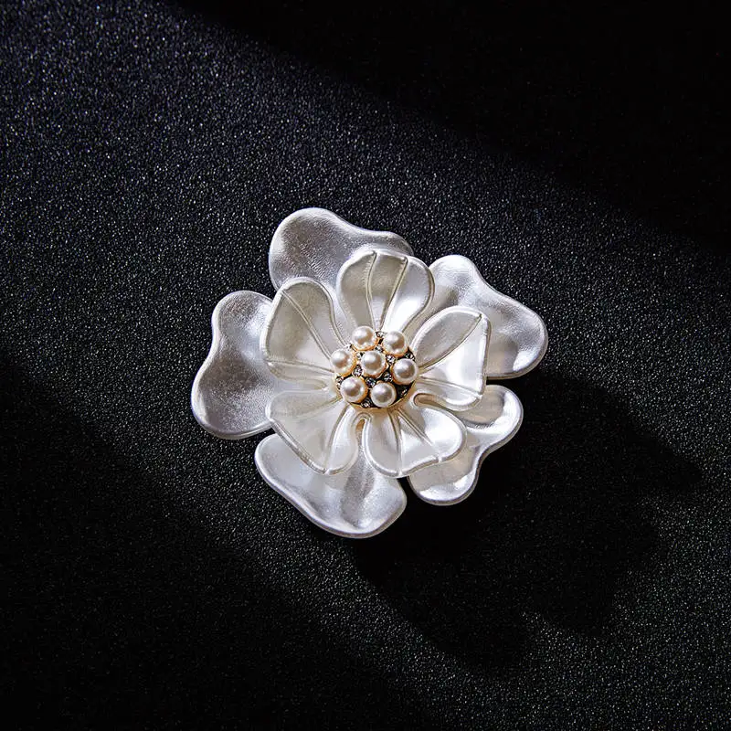 Trendy New Camellia Women Brooch Elegant Flower Pearl Pins Fashion Female Party Coat Dress Scarf Accessories Jewelry Gift