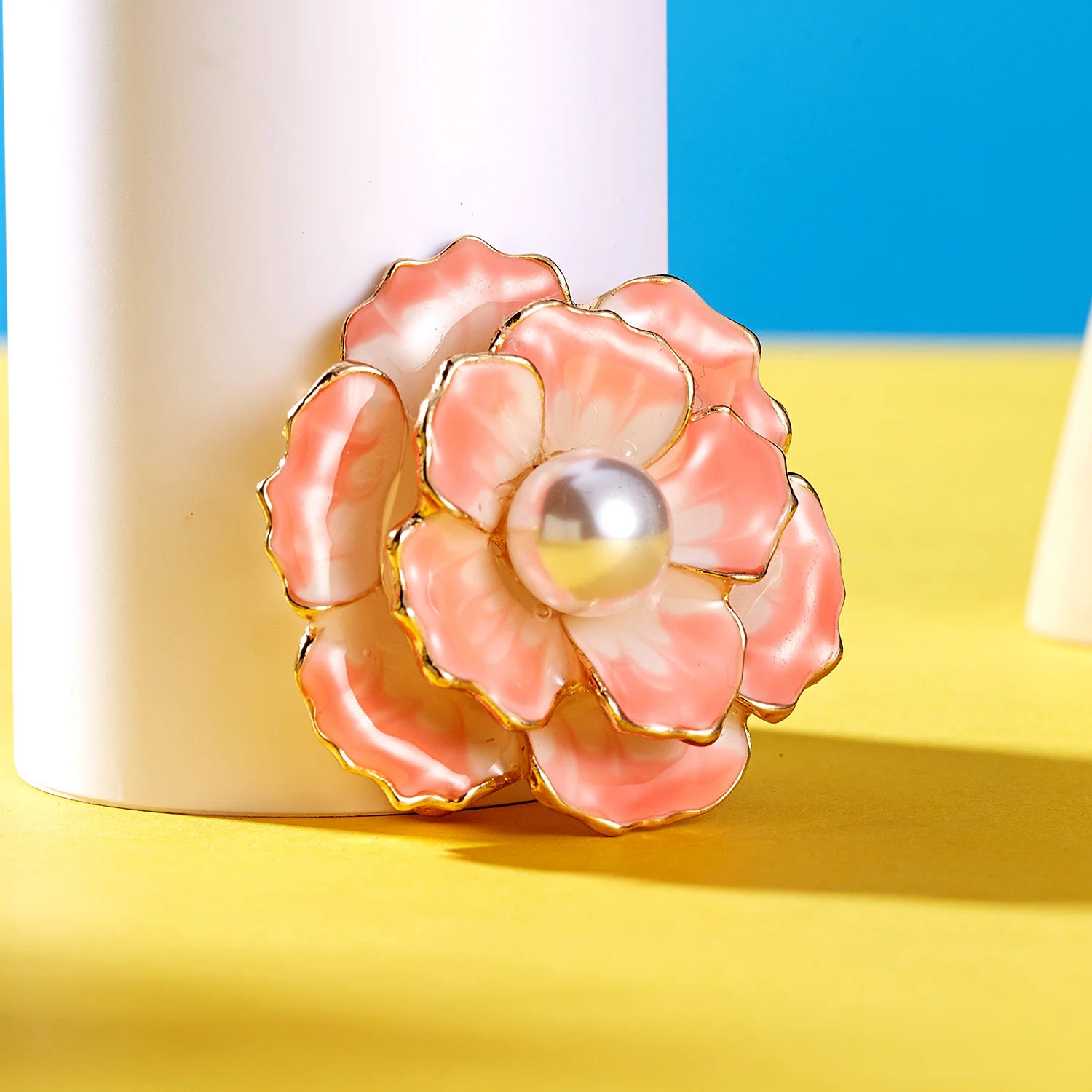 Trendy New Camellia Women Brooch Elegant Flower Pearl Pins Fashion Female Party Coat Dress Scarf Accessories Jewelry Gift