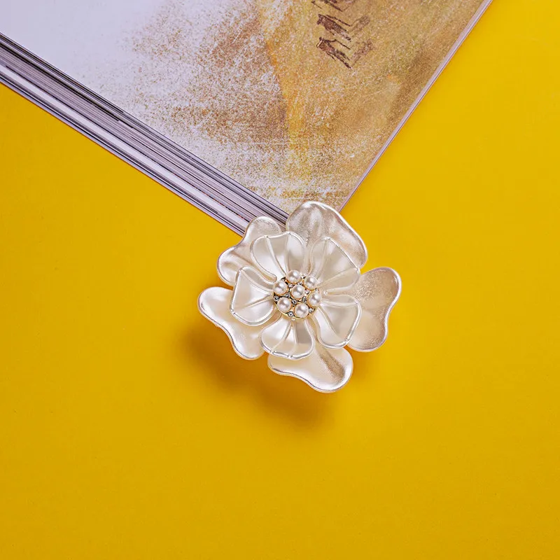 Trendy New Camellia Women Brooch Elegant Flower Pearl Pins Fashion Female Party Coat Dress Scarf Accessories Jewelry Gift