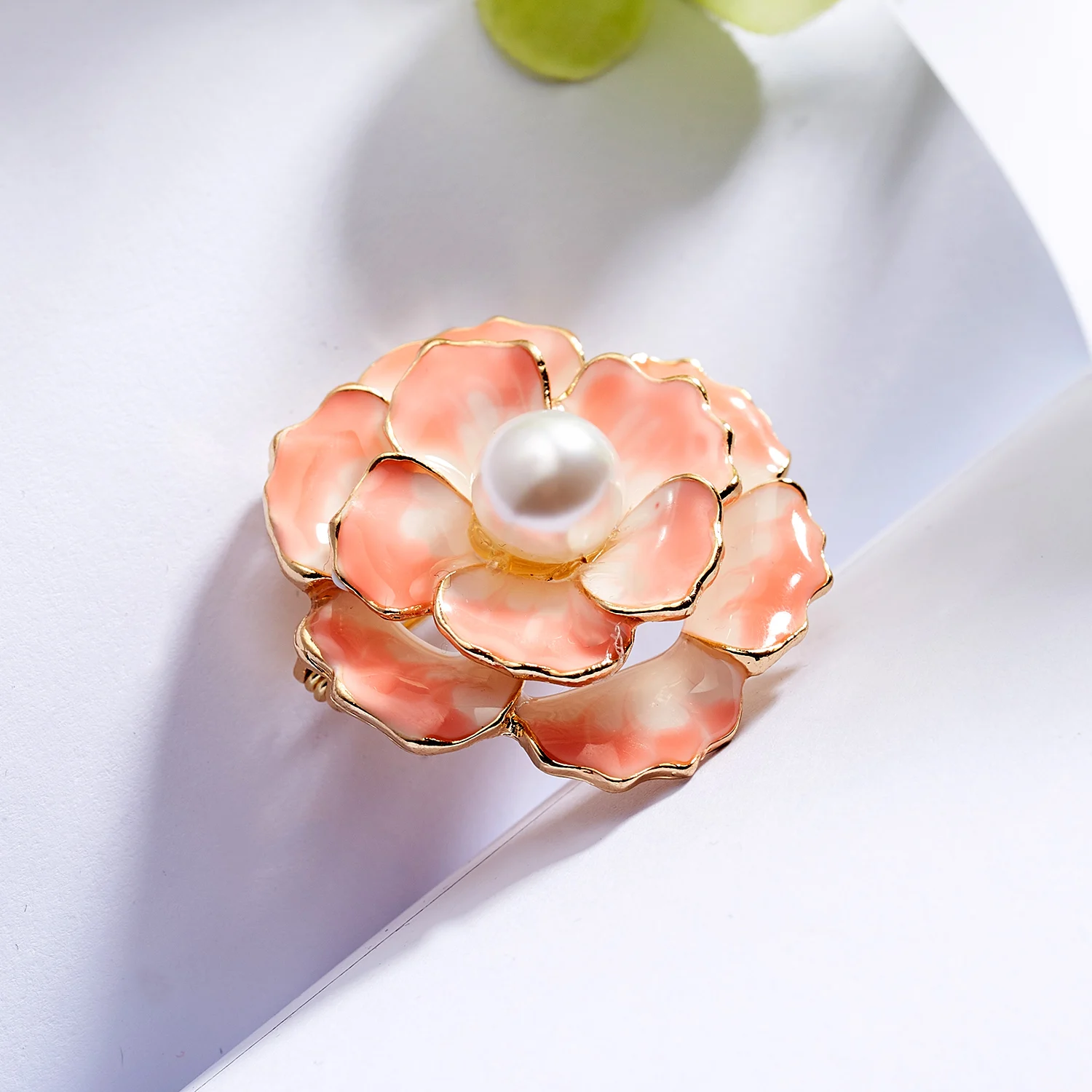 Trendy New Camellia Women Brooch Elegant Flower Pearl Pins Fashion Female Party Coat Dress Scarf Accessories Jewelry Gift