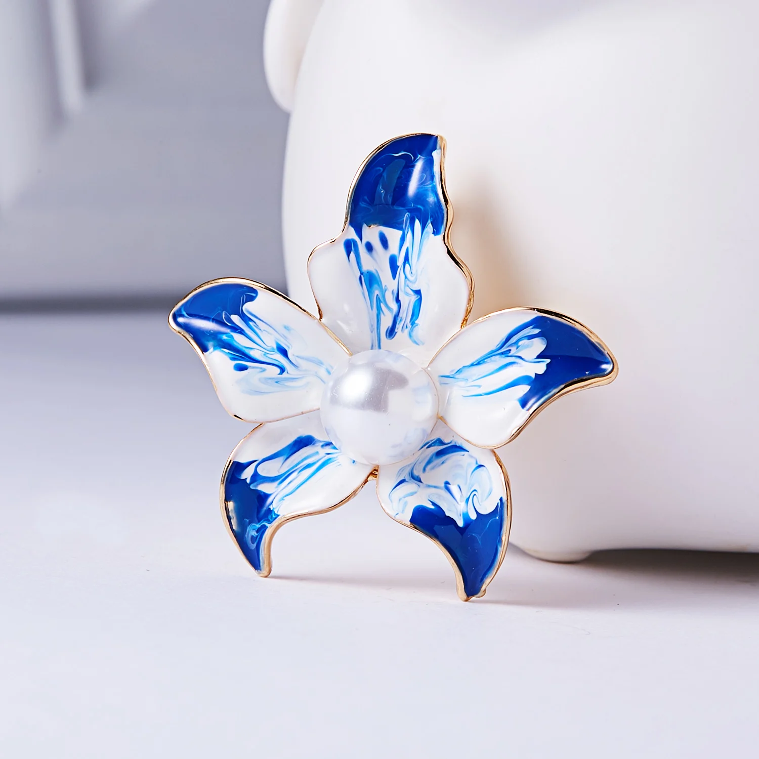 Trendy New Camellia Women Brooch Elegant Flower Pearl Pins Fashion Female Party Coat Dress Scarf Accessories Jewelry Gift