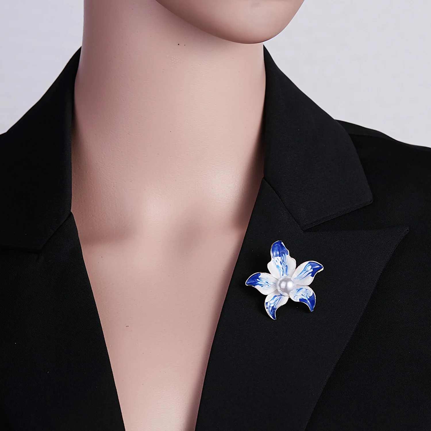 Trendy New Camellia Women Brooch Elegant Flower Pearl Pins Fashion Female Party Coat Dress Scarf Accessories Jewelry Gift