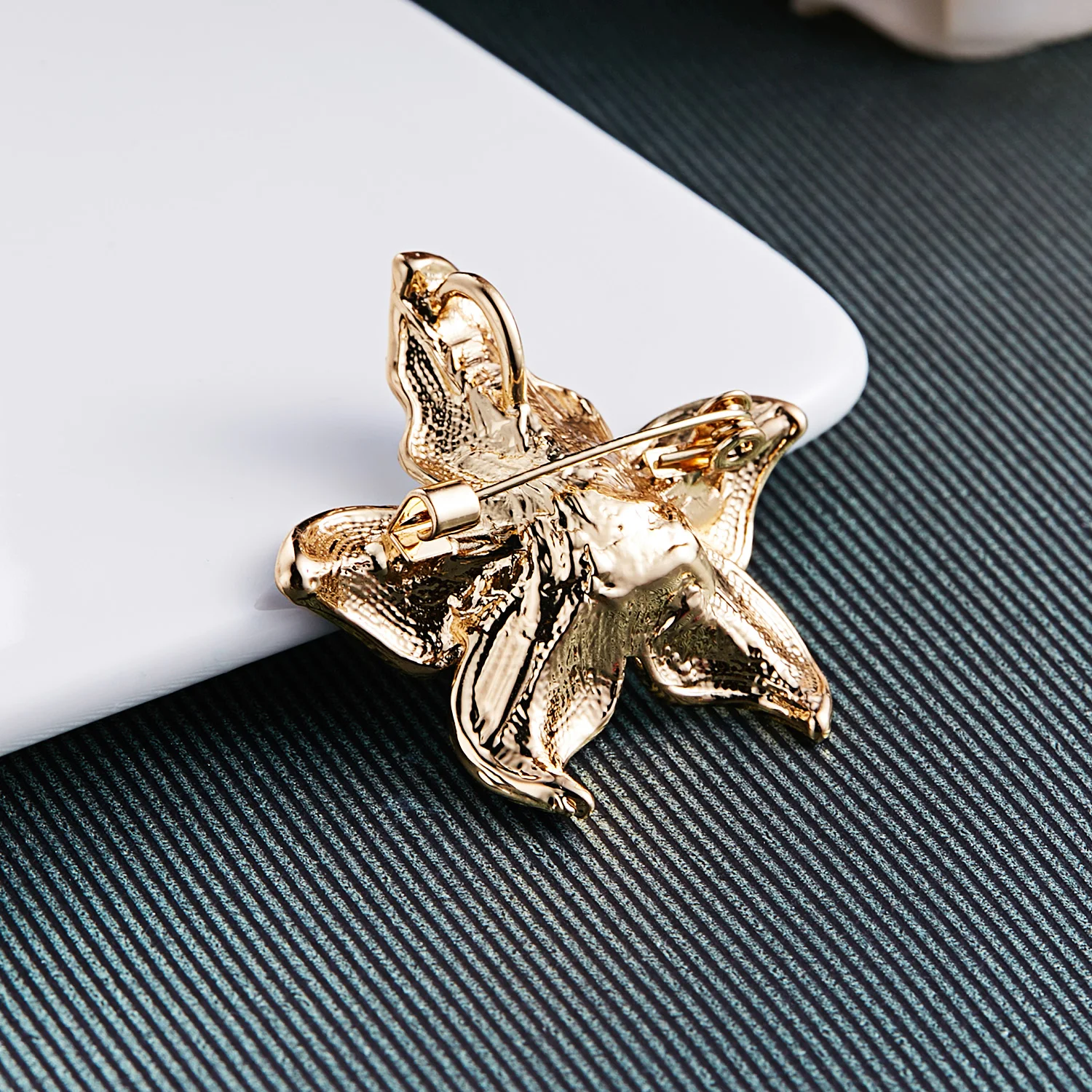 Trendy New Camellia Women Brooch Elegant Flower Pearl Pins Fashion Female Party Coat Dress Scarf Accessories Jewelry Gift