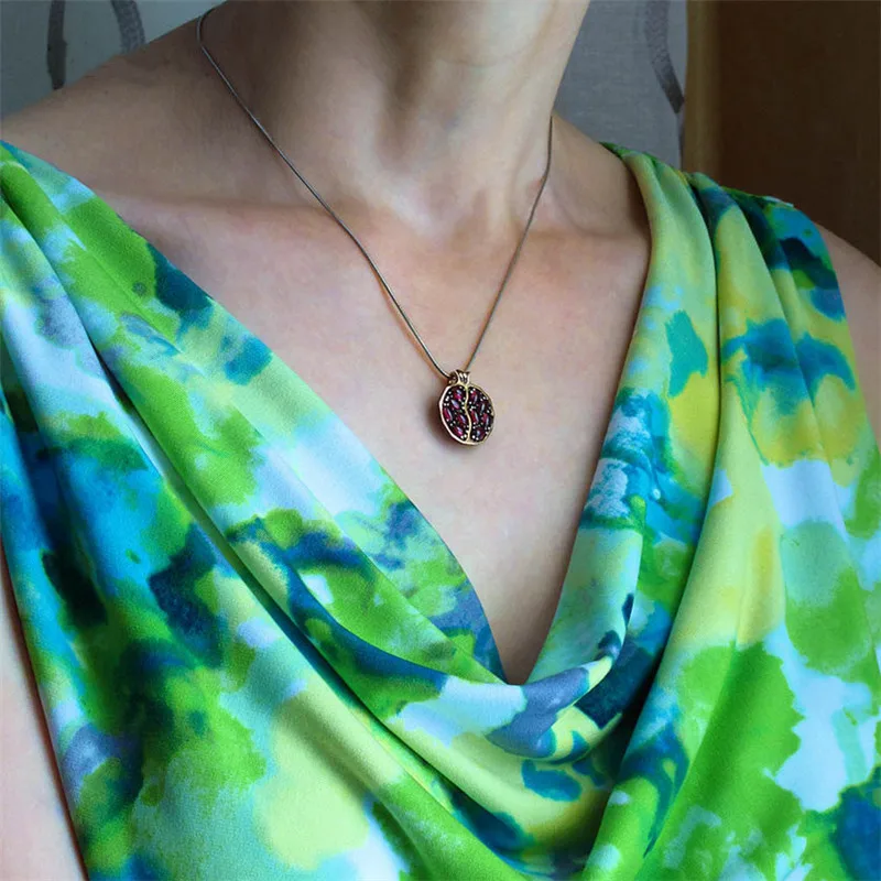 Vintage Fruit Pomegranate Pendant Necklace Retro Red Crystal CZ Pomegranate Stone Necklace Women Wedding Jewelry Birthday Gifts