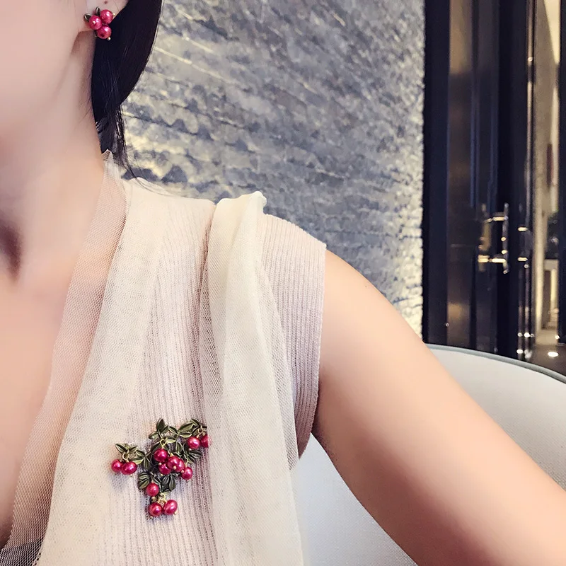 New Elegant Retro Green Cranberry Brooch Metal Pin Pearl Plant Leaf Brooches For Women Collar Accessories Jewelry
