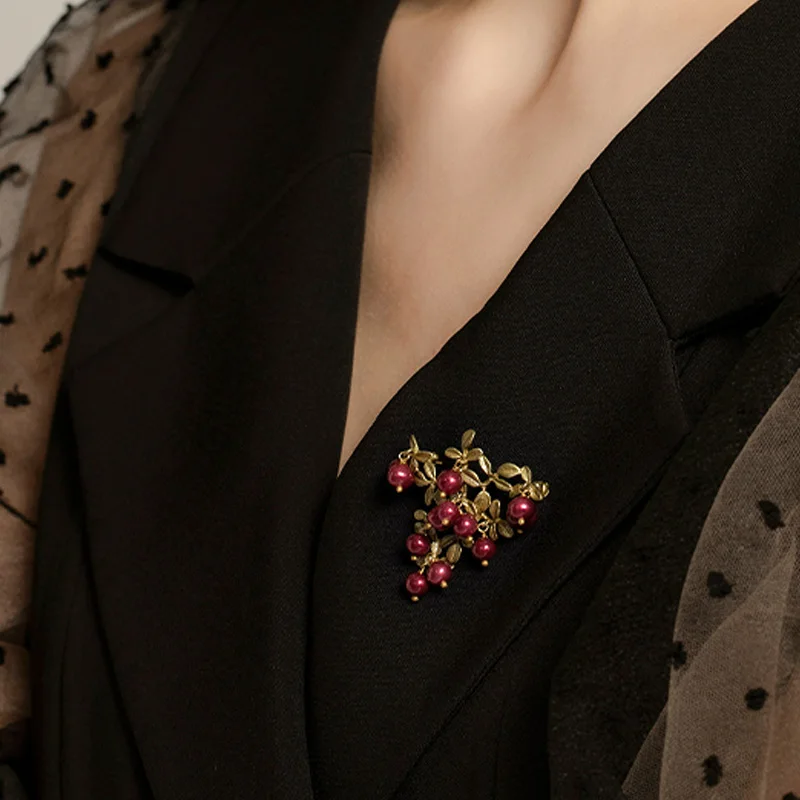 New Elegant Retro Green Cranberry Brooch Metal Pin Pearl Plant Leaf Brooches For Women Collar Accessories Jewelry