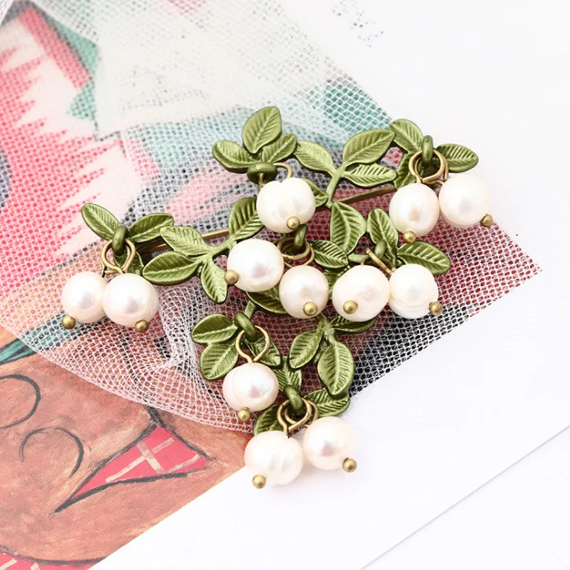 New Elegant Retro Green Cranberry Brooch Metal Pin Pearl Plant Leaf Brooches For Women Collar Accessories Jewelry