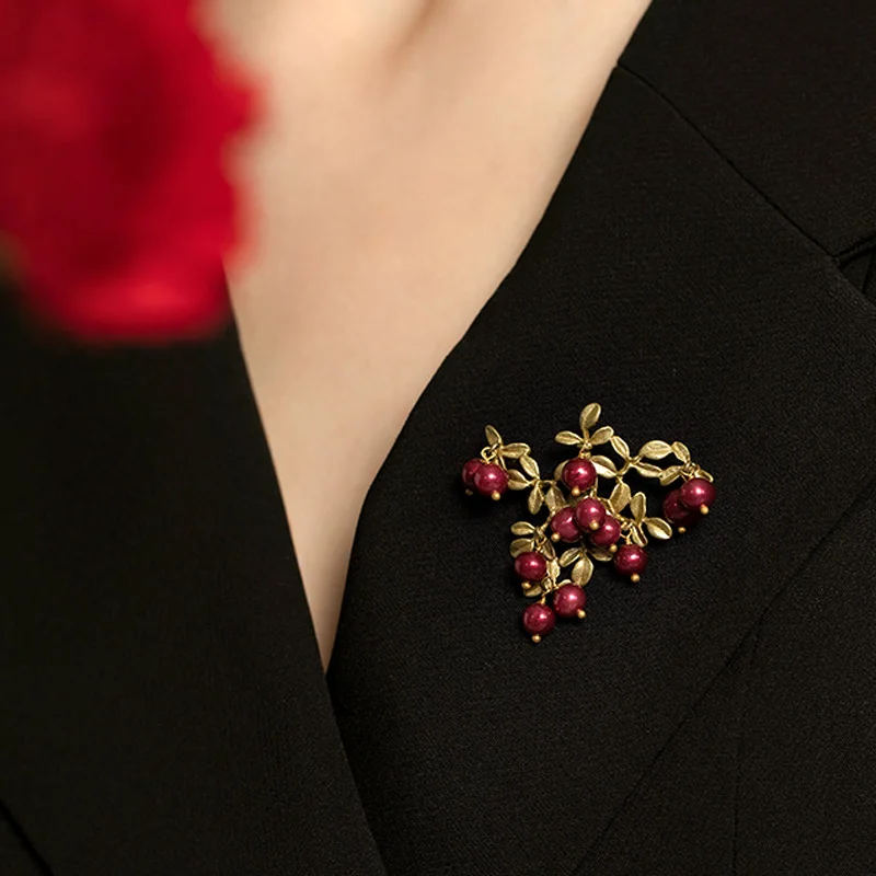 New Elegant Retro Green Cranberry Brooch Metal Pin Pearl Plant Leaf Brooches For Women Collar Accessories Jewelry