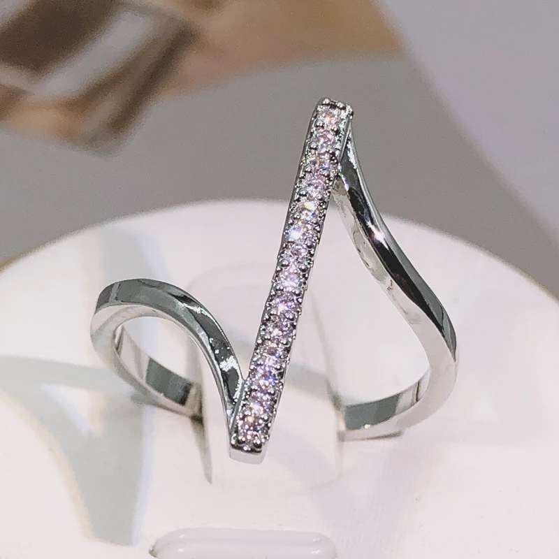 High Quality Unique “Z” Shape Silver Color Women Finger Ring Wedding Band Bridal Shine Crystal Zircon Fashion Party Wedding Ring