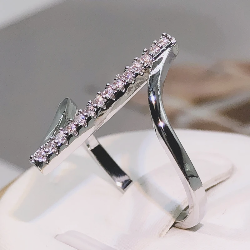 High Quality Unique “Z” Shape Silver Color Women Finger Ring Wedding Band Bridal Shine Crystal Zircon Fashion Party Wedding Ring