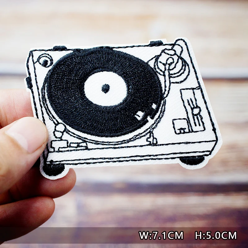 Dinosaur Eye Cat Heart Shoes Patches Embroidery For T-Shirt Iron On Appliques Clothes Jeans Stickers Badges Lightning Hand Beer