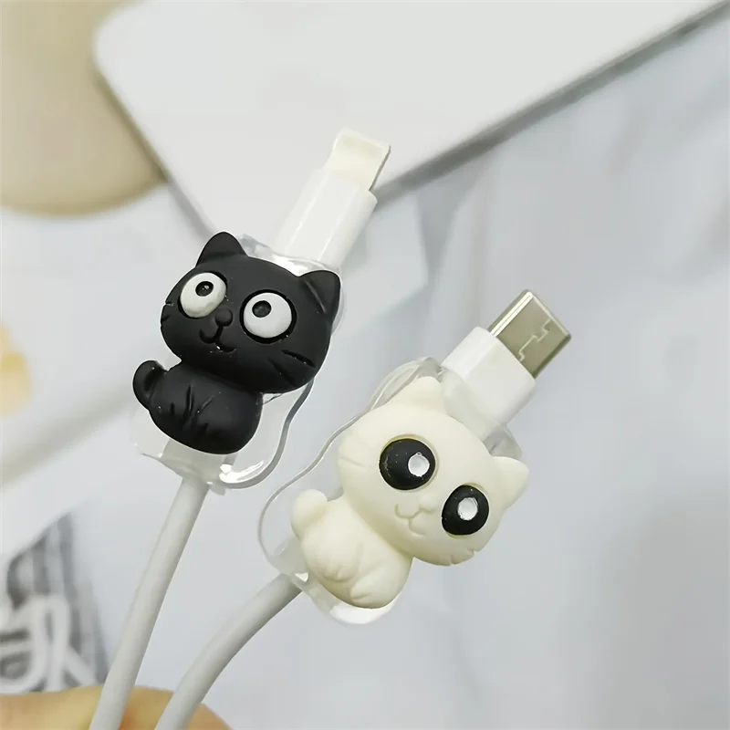 2pcs Novelty Cat-themed Cable Protectors Adorable Design Durable Plastic Connector Cover for iPhone / Type-C Charging Interface