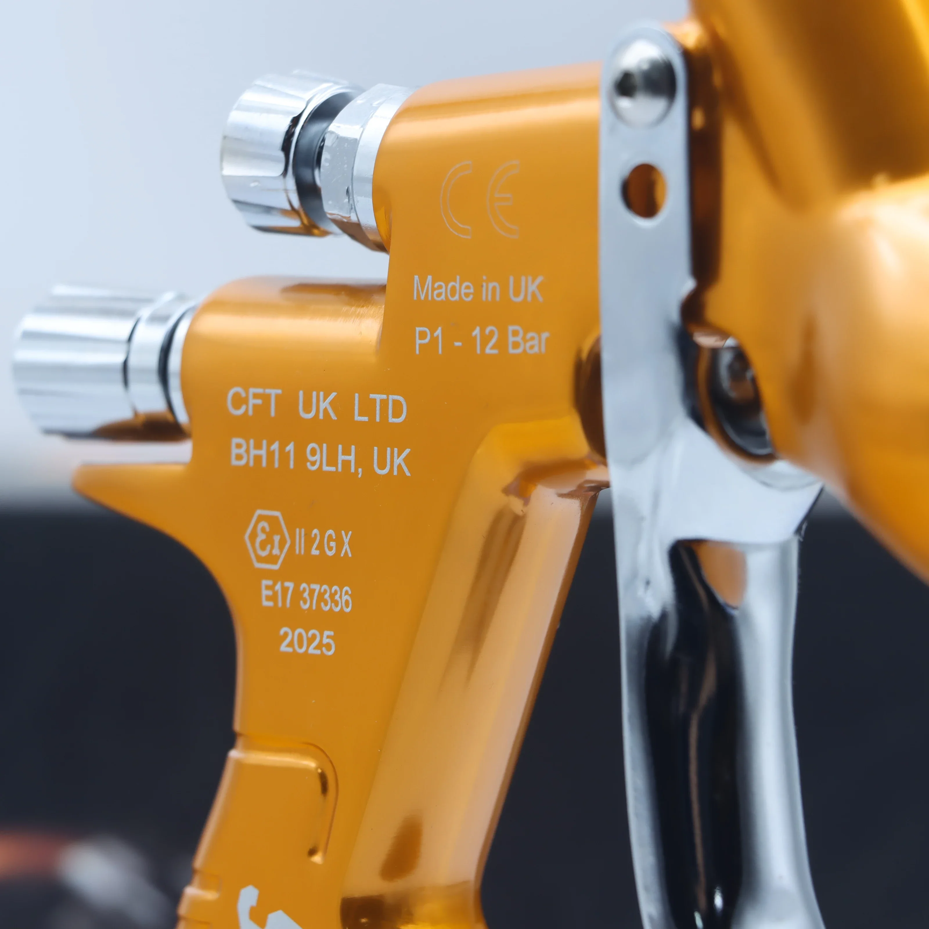 Tpaitlss Car Spray Gun GTl Pro Painting Gun TE20/T110 1.3mm/1.8mm Nozzle Glod with Mixing 600ml Cup Water Based Air Spray Gun