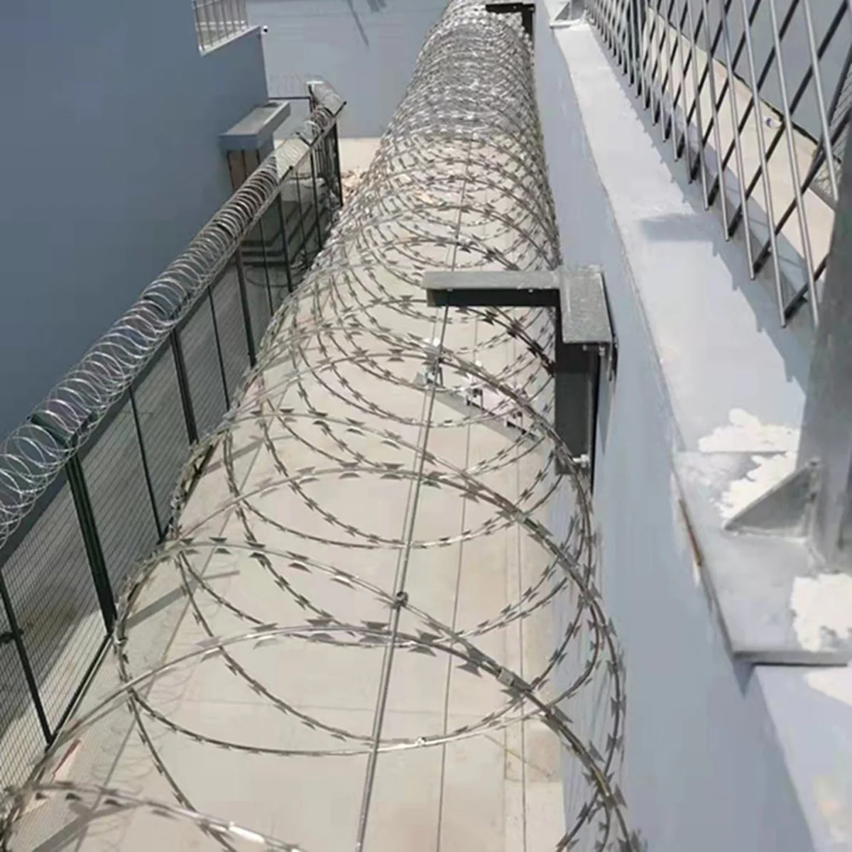 20m Blade Barbed Wire Stainless Steel Anti-theft Welding Blade Barbed Wire Wall Anti Climbing Isolation Protective Net