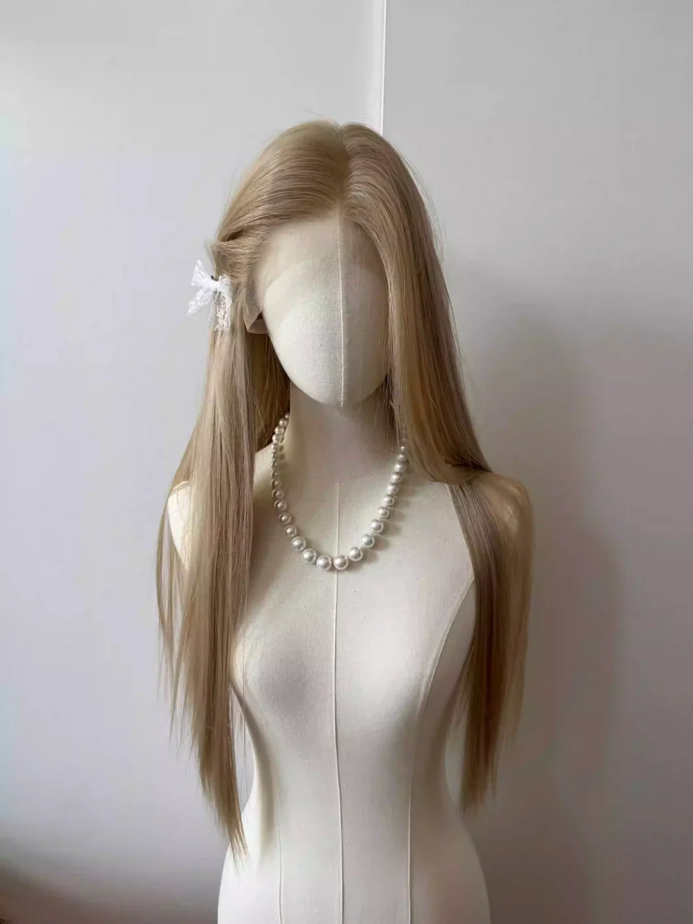 Ashely Platinum Blonde Wig 26inch 13x4 Lace Front Wig Long Straight Synthetic Lace Wigs High Temperature Fibers for Cosplay