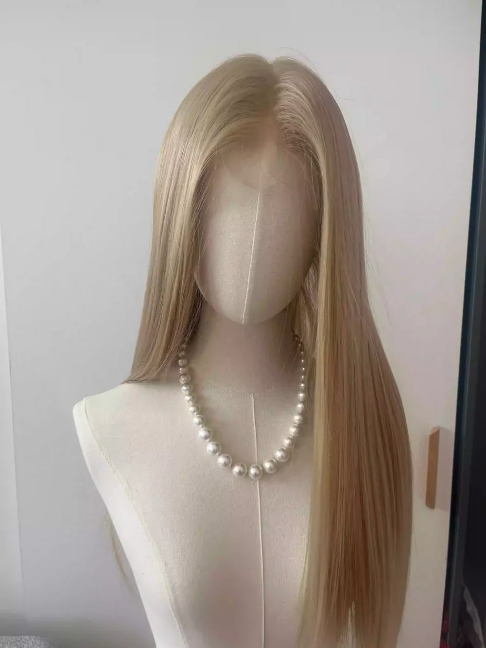 Ashely Platinum Blonde Wig 26inch 13x4 Lace Front Wig Long Straight Synthetic Lace Wigs High Temperature Fibers for Cosplay