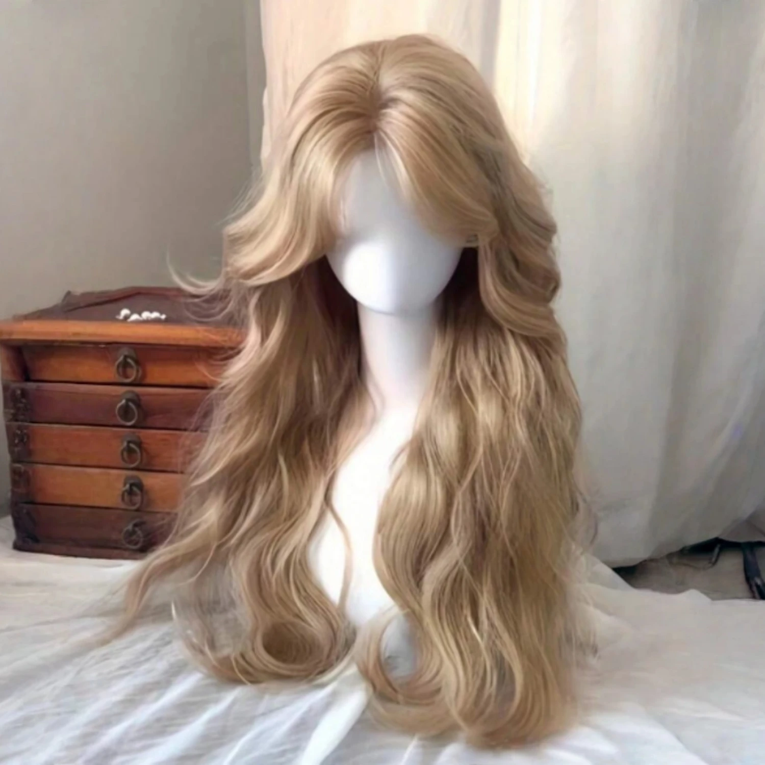22-Inch Synthetic Wig for Women, Featuring a Long Wavy Hairstyle with Curly Wave Texture Wig Role-Playing, Costumes