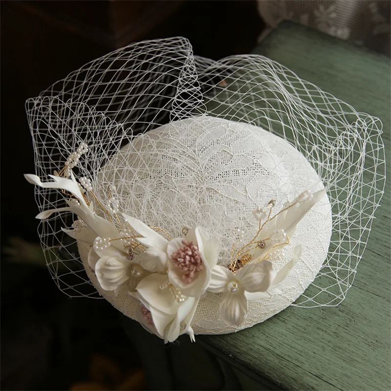 Pearls Flower Bridal Hat with Veil Short Mesh Weddings Hat for Bride Cap Fashion Church Womens Party Headwear noivas
