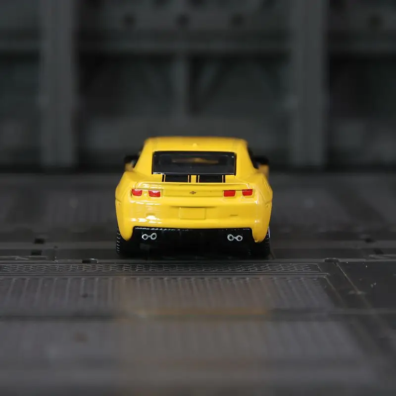 CCA 1:64 Chevrolet Camaro Alloy Sports Car Model Car Children's Toy Birthday Gift rich details, fine workmanship