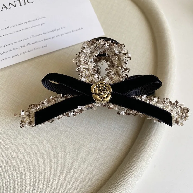 1pc Korean-style autumn and winter wool fabric hair clip, high-end metal camellia bow hair claw for the back of the head