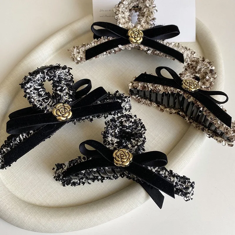 1pc Korean-style autumn and winter wool fabric hair clip, high-end metal camellia bow hair claw for the back of the head