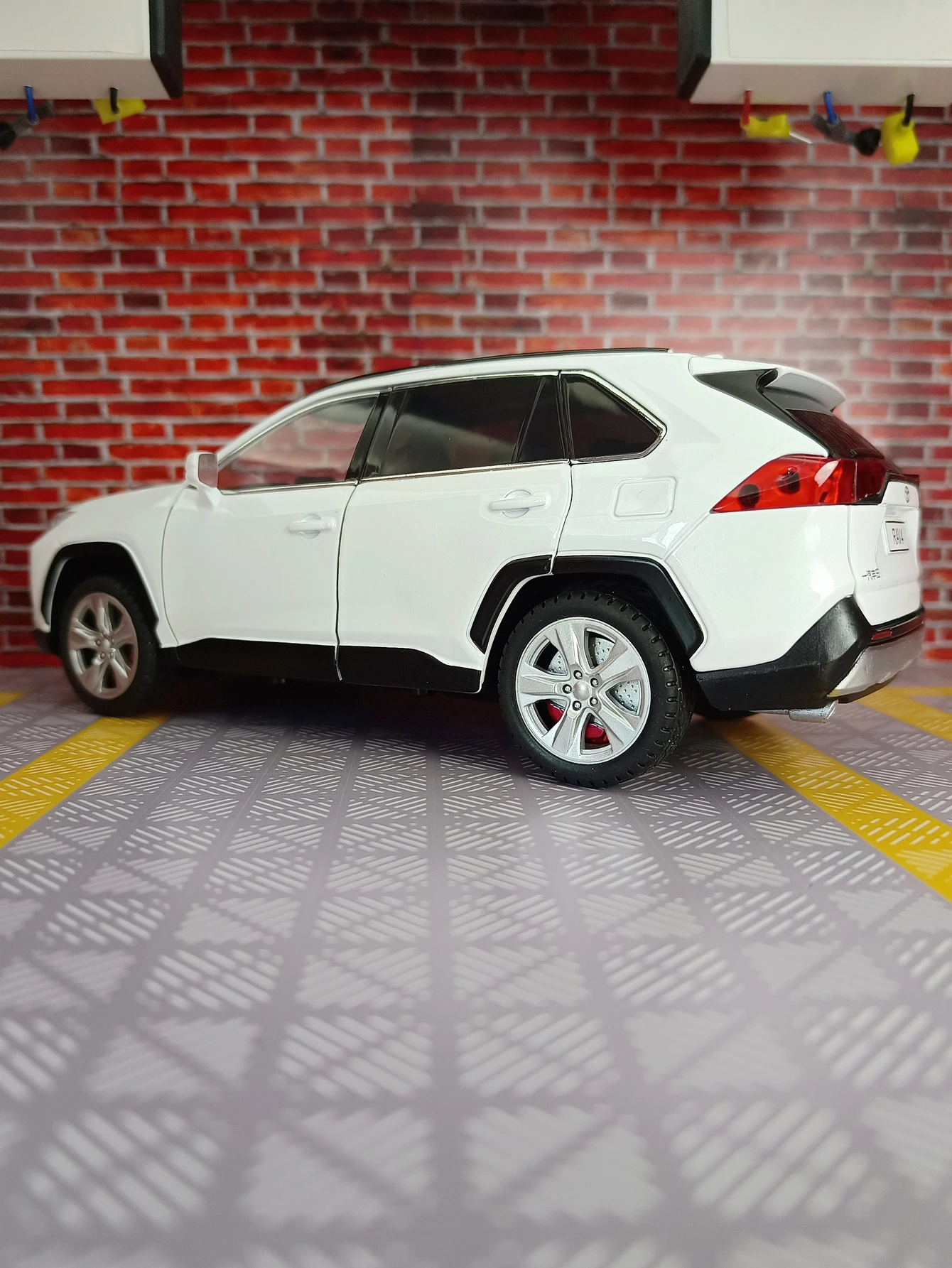 1:24 Toyota RAV4 alloy car model doors and engine hood, trunk can be opened suitable for collection and can be given as a gift