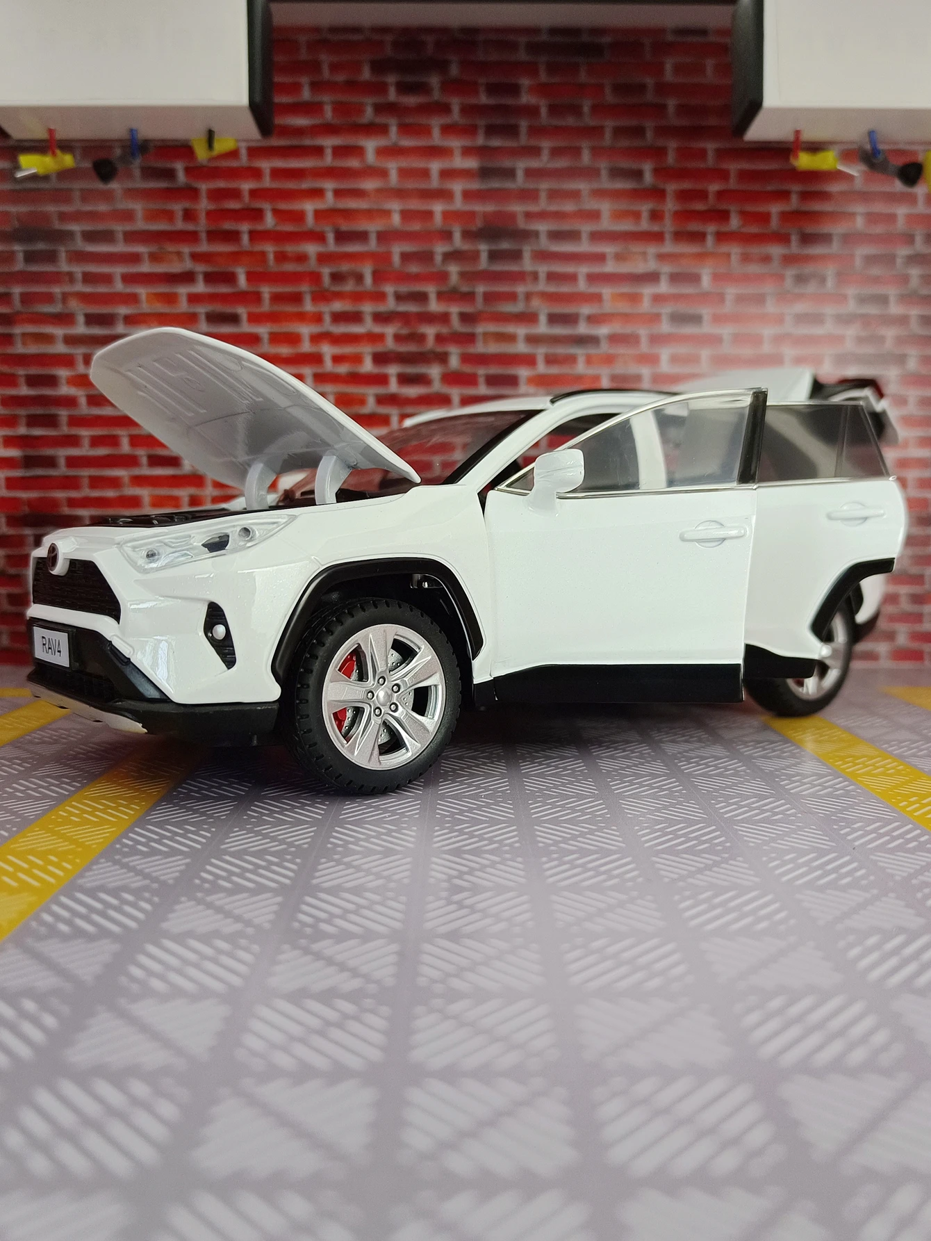 1:24 Toyota RAV4 alloy car model doors and engine hood, trunk can be opened suitable for collection and can be given as a gift